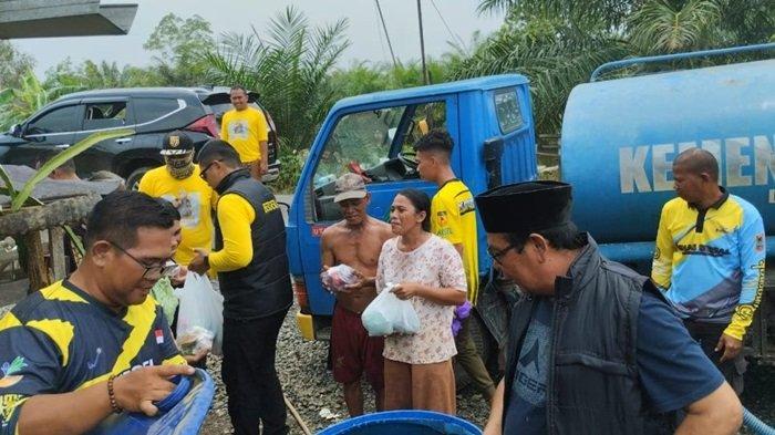 Turun Langsung, Gubernur Kalsel Bagikan Air Bersih ke Kawasan Terdampak Kekeringan