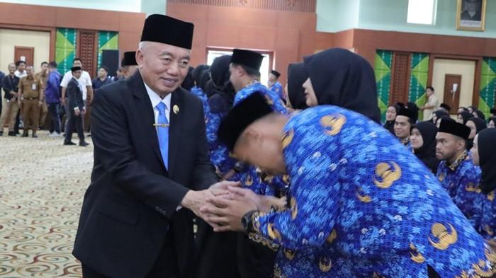 Gubernur Muhidin salami PPPK usai melantik