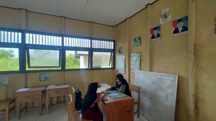 SDN Papuyuan Balangan Cuma Punya 6 Siswa, Begini Cerita Guru yang Mengajar Hanya 1 Siswa