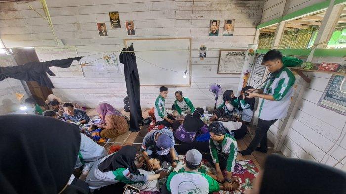 HMB Poliban Banjarmasin Adakan Khitanan Massal Gratis di Batola, Kades Senang Warga Terbantu