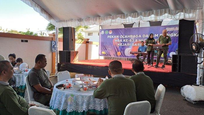 Diawali Jalan Santai, Peringatan Hari Bakti Adhiyaksa ke-63 di Kejari Batola Berlangsung Meriah