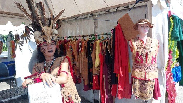 Belajar dari Kakek, Pengrajin Tabalong Ini Jual Baju Kulit Kayu Khas Dayak ke Pasar Internasional