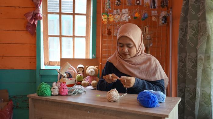 Helka Sari Rezeki saat merajut2