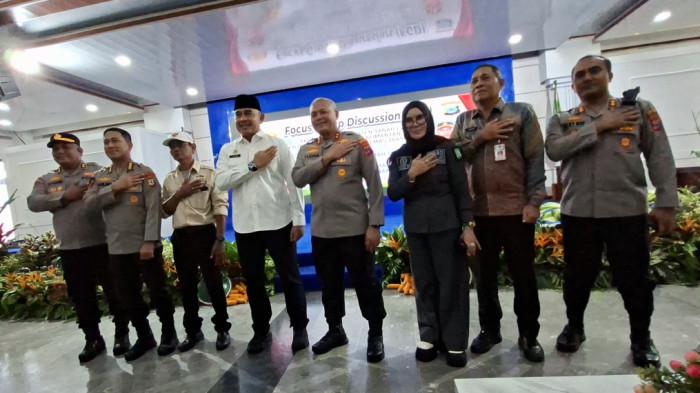 Hj Endang Isnawangsih berpose bersama Kapolda Kalsel dan jajaran, Bupati H Rahmat Trianto