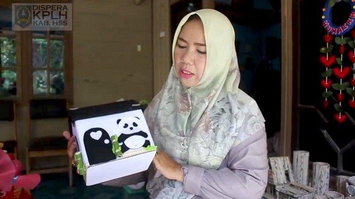 Mengolah Sampah Plastik Menjadi Karya, Hj Hatimah Raup Rupiah Bersama Acil Kreatif