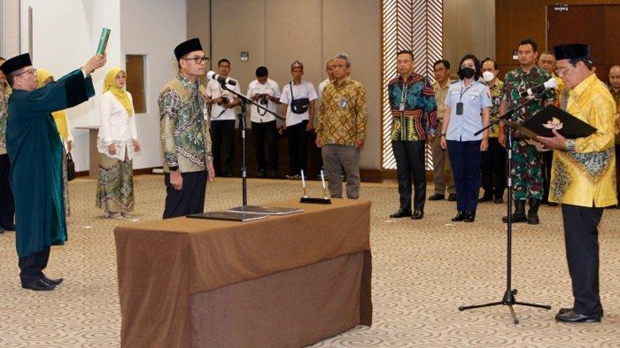 Kukuhkan Hatmansyah Sebagai Komisaris Utama Independen Bank Kalsel, Ini Harapan Gubernur Kalsel