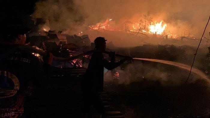 Hitungan Detik Bangunan Ludes, Ini Kronologi Kebakaran Pasar Minggu Maliku Baru Pulang Pisau