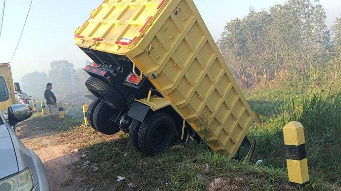 Terjebak Kabut Asap Tebal di Jalan Raya Pandahan Tanahlaut, Truk Terperosok Ke Luar Bahu Jalan