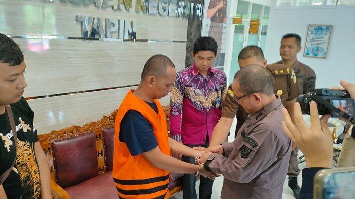 Kasusnya Dihentikan Kejari Tapin melalui RJ, Iksan Terharu Cium Kedua Anaknya
