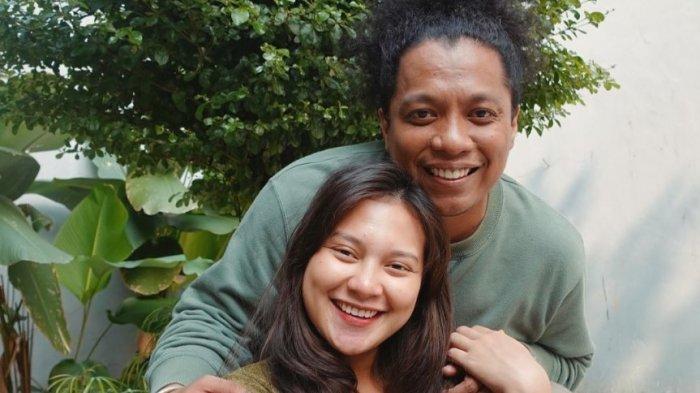 Perihal Tidur Bareng Anak, Arie Kriting dan Indah Permatasari Beda Perspektif : Nikmati Saja