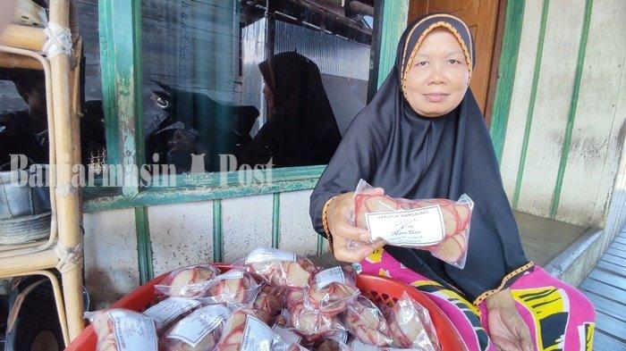 Warga Lepasan Kabupaten Batola Membuat Kerupuk Gurih Berbahan Baku dari Ikan Lajang