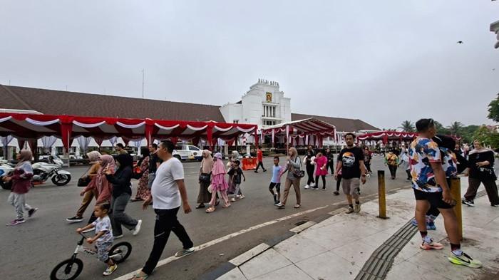(JOGGING-Suasana Lapangan Murjani, Kot Banjarbaru ramai warga yang melakukan olahraga joging pagi hari saat saat akhir pekan, Minggu (10/8/2025).  Wisata Kalsel: Jogging Keliling Lapangan Murjani Banjarbaru Kian Digemari Sehat di Akhir Pekan.