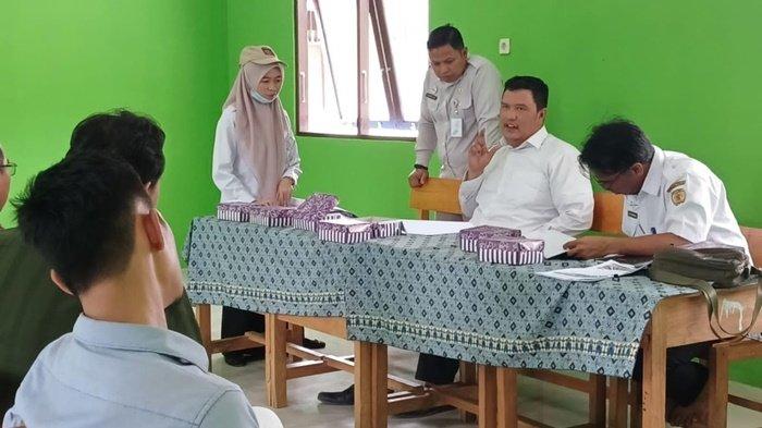 Dampingi Proyek Pembangunan di SMPN 14 HST, JPN Kajari HST Minta Pelaksana Lengkapi Administrasi