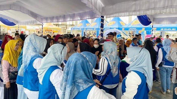 Warga Mantuil Serbu Pasar Murah Sembako di Kawasan Jembatan Antasan Bromo Banjarmasin - Jajaran-Iwapi-Banjarmasin-melayani-warga-di-pasar-murah-Antasan-Bromo-Selasa-21032023.jpg