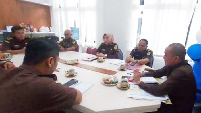 Gelar Rapat Internal, Kepala Kejari Tapin Adi Fakhruddin Bahas Capaian Kinerja Triwulan Pertama