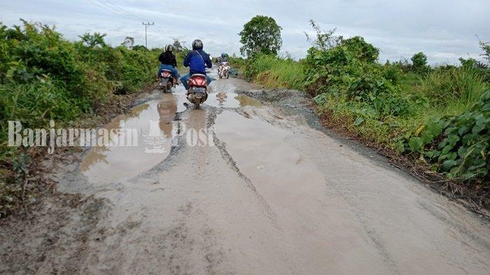 Jemaah Melintasi Kubangan di Tajau Landung Menuju Haul Guru Sekumpul 2023 di Ar-Raudhah Martapura