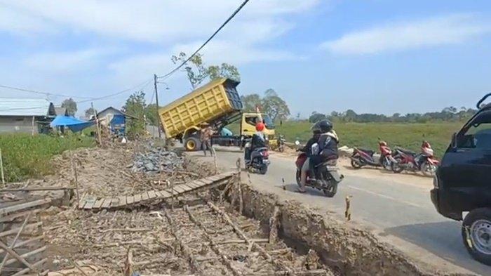 Jalan Kelumpang HSS-Margasari Diperlebar, Pekerja Kebut Penyelesaiannya