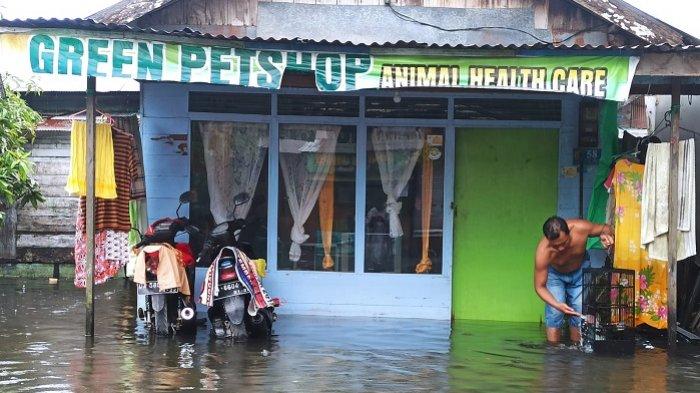Banjir Rendam Permukiman Warga Banjarmasin, Warga Prona Amankan Barang ke Tempat Tinggi