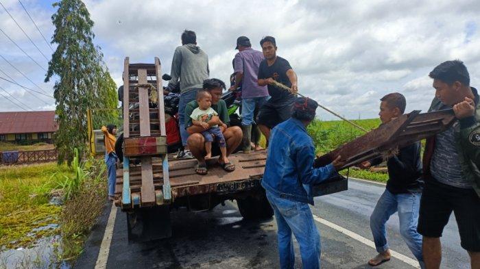 Warga Operasikan Truk Jasa Menyeberang Jalan Terendam di Sungai Kupang-Bangkau HSS