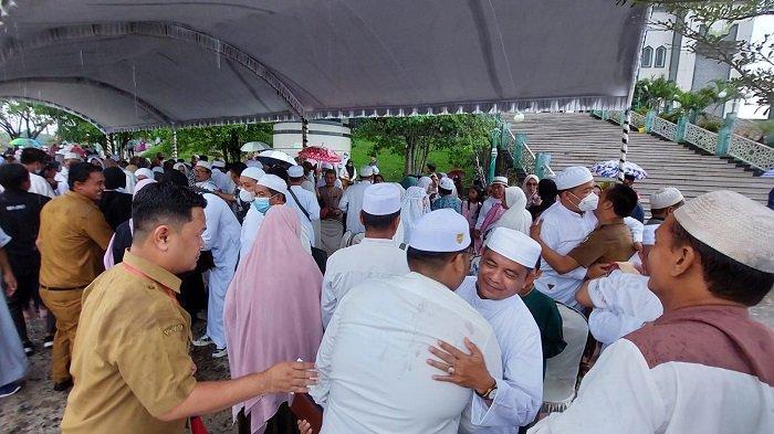 Tiba di Masjid Al Akbar, Jamaah Haji Balangan Disambut Pelukan Keluarga