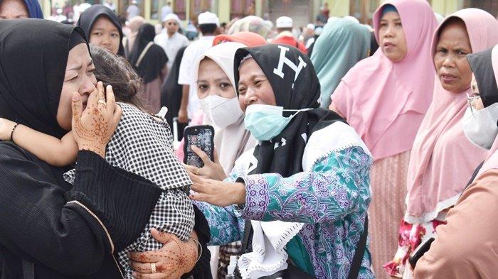Tangis Haru Keluarga Pecah Saat Sambut Kedatangan Jemaah Haji Kabupaten Kapuas
