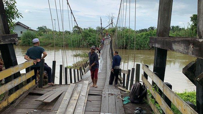 Nyaris Ambruk, Jembatan Gantung Penghubung Desa Teluk Masjid-Tambalang Kecil HSU Dibongkar Total