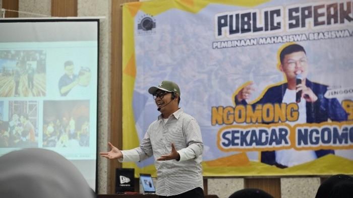 Jenggo memberikan materi kepada para peserta dengan penuh antusias.