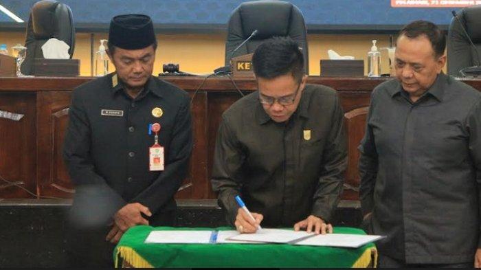 Gelar Rapat Paripurna Hingga Tengah Malam, Empat Raperda Krusial Telah Dituntaskan