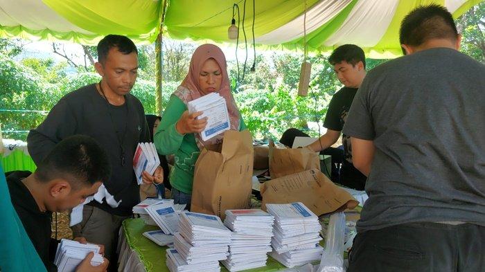 Demi Tuntaskan Penghitungan Suara, Petugas KPPS dan PPS di Tanahlaut Ini Rela Begadang Semalaman