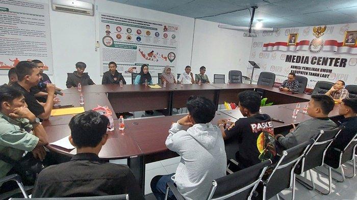 Sejumlah Warga Tala Datangi Kantor KPU Tala, Minta Isu Lingkungan Diangkat Saat Debat Bacalon Bupati