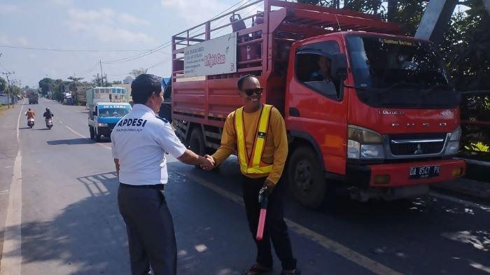 Kades Beri Uang Makan kepada Relawan yang Bantu Atur Kendaraan di Jembatan Batibati