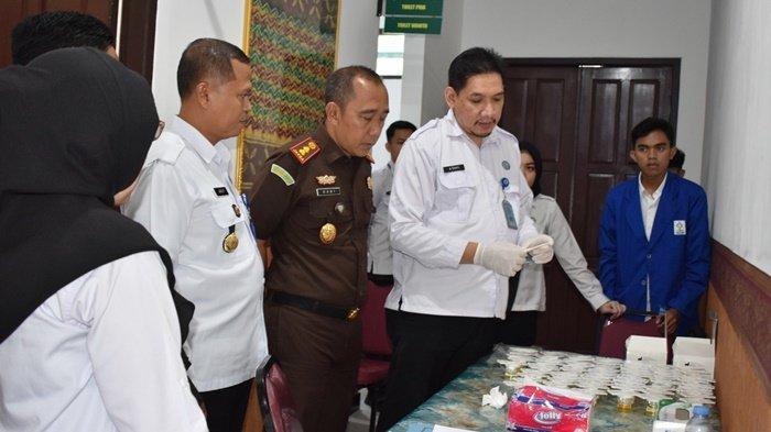 Gandeng BNN Laksanakan Waskat Kepada Seluruh Personel, Kejari Banjarbaru Gelar Test Urine
