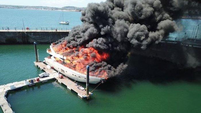 Penampakan Kapal Pesiar Raksasa Terbakar di Inggris, Asap Tebal Terlihat Membumbung di Pelabuhan