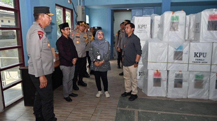 Pantau Langsung Penghitungan Suara di Kecamatan, Kapolda Kalsel Apresiasi Para Petugas Pemilu