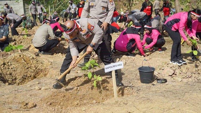 Hijaukan Islamic Center, Polres HSS Juga Lakukan Penanaman Pohon di Tiga Kecamatan