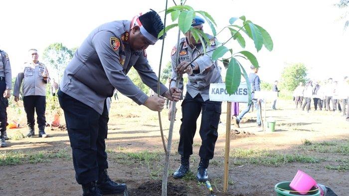 Penghijauan Peringati HUT Bhayangkara ke 78, Polres Banjarbaru Tanam 1.000 Pohon di Guntung Manggis
