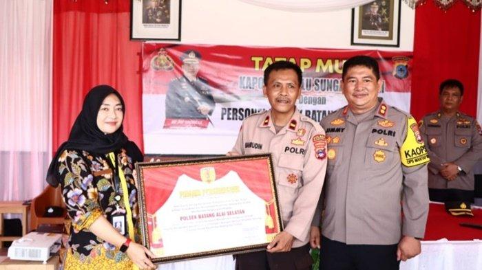 Kunjungan Kerja ke Polsek-polsek, Kapolres HST Ingatkan Netralitas Polri Jelang Pemilu 2024