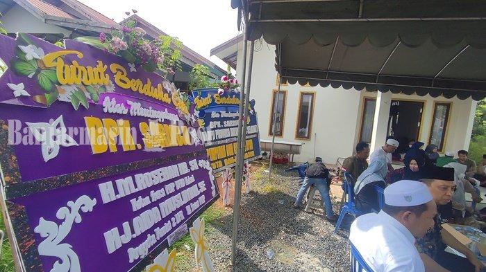 Para Tokoh Kirim Karangan Bunga ke Rumah Duka Ketua KPU Kalsel Sarmuji di Anjir Muara