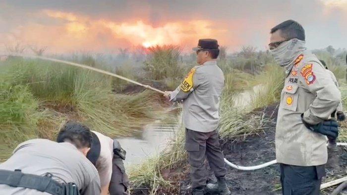 Kapolres Banjar Turun Langsung Memadamkan Karhutla di Cintapuri Darussalam Kalsel