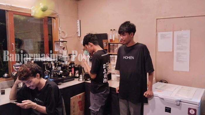 MOMEN KOPI-Karyawan Momen Kopi di Barabai saat sedang bekerja.
