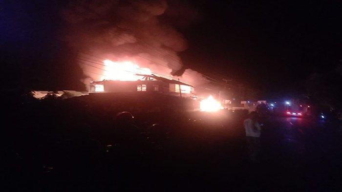 Api Ludeskan Satu Rumah di Sintang Kalbar, Warga Dengar Ledakan Sebelum Api Berkobar