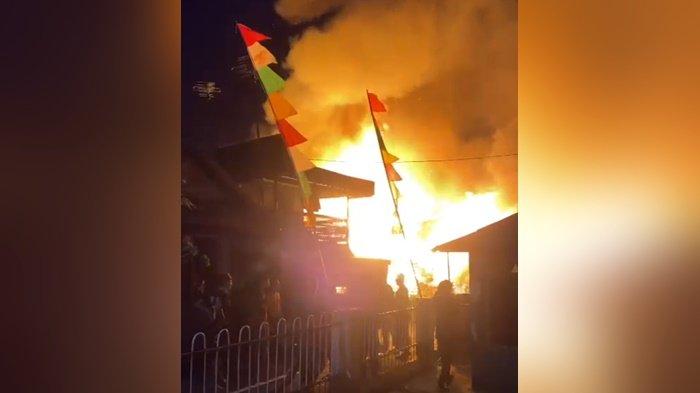 Api Berkobar Saat Waktu Berbuka, Si Jago Merah Hanguskan Tiga Bangunan di Murung Keraton