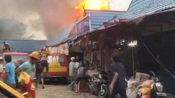 BREAKING NEWS Pasar di Kota Martapura Kalsel Terbakar, Pedagang Selamatkan Barang