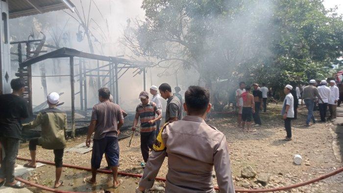 Kebakaran Gegerkan Warga Desa Lumbang Tabalong, Dua Rumah Luluh Lantak
