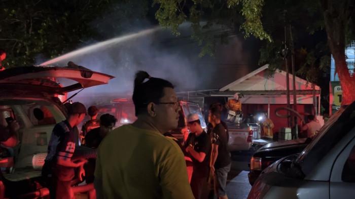 BREAKING NEWS- Geger Api di Belitung Laut Banjarmasin, Petugas Berjibaku Lakukan Pemadaman