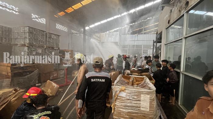 Gudang Sparepart Alat Berat di Km 07 Kertakhanyar Banjar Terbakar, Damkar  Sigap Jinakan Api - Banjarmasinpost.co.id