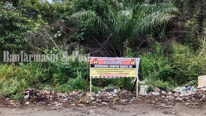 Bau Busuk, Warga Berinisiatif Bersihkan Tumpukan Sampah di Pinggir Jalan Desa Sarigadung Tanahbumbu