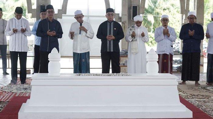 Ziarahi Makam Ulama, Bupati HSS Sebut Tradisi Rutin Jelang Ramadhan