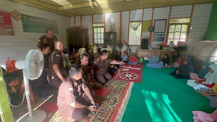 Kejaksaan Negeri Balangan Serahkan Bantuan ke Panti Asuhan