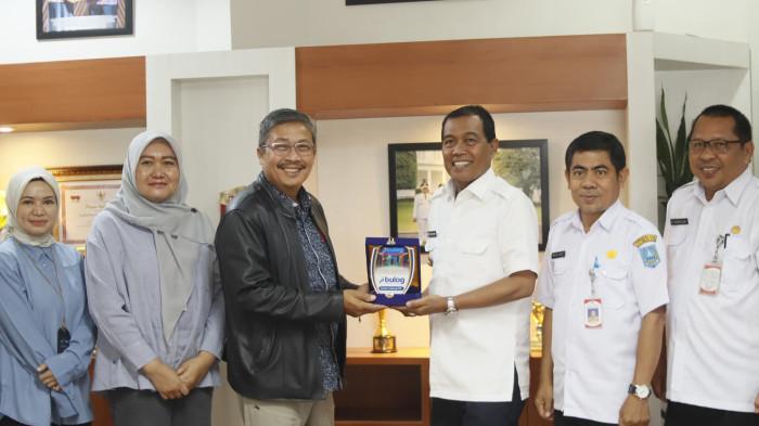 Kenang-kenangan yang diserahkan saat kunjungan kerja Staf Ahli Menteri